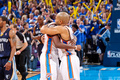12-13NBAは5日、カンファレンス準決勝（7回戦制）が行われ、オクラホマシティ・サンダー（Oklahoma City Thunder）は93-91でメンフィス・グリズリーズ（Memphis Grizzlies）との初戦を制した。

試合に勝利し、抱き合うオクラホマシティ・サンダーのデレク・フィッシャー（Derek Fisher、右）とレジー・ジャクソン （Reggie Jackson、2013年5月5日撮影）。(c)AFP/Getty Images/NBAE/Joe Murphy