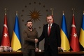トルコ・イスタンブールで共同記者会見を行ったレジェプ・タイップ・エルドアン大統領（右）とウクライナのウォロディミル・ゼレンスキー大統領（2023年7月7日撮影）。(c)OZAN KOSE / AFP