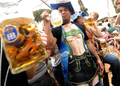 ドイツ・ミュンヘン（Munich）で19日、世界最大のビールの祭典「オクトーバーフェスト（Oktoberfest）」が開幕した。写真は、ビールを飲む来場者たち（2009年9月19日撮影）。(c)AFP/JOE KLAMAR