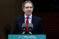アイルランドのサイモン・ハリス首相。首都ダブリンの政府庁舎前で（2024年5月22日撮影）。(c)Paul FAITH / AFP