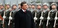 ウクライナの首都キエフ（Kiev）で行われた大統領就任式典で、儀仗兵を閲兵するビクトル・ヤヌコビッチ（Viktor Yanukovych）新大統領（2010年2月25日撮影）。(c)AFP/SERGEI SUPINSKY