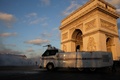仏パリで行われた「ジレ・ジョーヌ（黄色いベスト）」運動のデモで、凱旋門前に出動した警察の放水車（2019年3月16日撮影）。(c)Geoffroy VAN DER HASSELT / AFP
