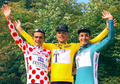 1997ツール・ド・フランス（1997 Tour de France）。大会制覇を果たし、チームメイトに囲まれて記念撮影に臨むヤン・ウルリッヒ（Jan Ullrich、中央、1997年7月27日撮影）。(c)AFP/PATRICK KOVARIK