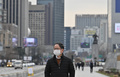 韓国ソウル市内を歩くマスク姿の男性（2020年3月12日撮影、資料写真）。(c)Jung Yeon-je / AFP