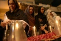 パキスタン・カラチ（Karachi）で、同国北西部ペシャワル（Peshawar）で発生した学校襲撃事件の犠牲者を悼み、ろうそくに火をともす野党・統一民族運動（Muttahida Qaumi Movement、MQM）の女性活動家ら（2014年12月16日撮影）。(c)AFP/Rizwan TABASSUM