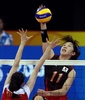 北京五輪女子バレーボールの対中国戦で、スパイクを打つ日本の荒木絵里香（%%Araki Erika%%、右）。（2008年8月17日撮影）(c)AFP/ALEXANDER JOE