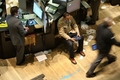 米ニューヨーク証券取引所（New York Stock Exchange）で座り込むトレーダー（2008年9月29日撮影）。(c)AFP/Getty Images/Spencer Platt