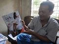 ミャンマー・ヤンゴン（Yangon）の自宅で、性教育雑誌「Hyno」をAFPの記者に見せる同誌のコ・ウー・スウェ（Ko Oo Swe）編集長（2012年11月28日撮影）。(c)AFP/Soe Than WIN