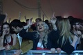 英リバプールのセフトンパークで開かれたコンサートで、音楽に合わせて踊る観客ら（2021年5月2日撮影）。(c)Paul ELLIS / AFP