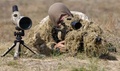 ウクライナの首都キエフから約70キロの村にあるウクライナ国家警備隊の訓練センターで訓練中の隊員（2015年10月2日撮影、資料写真）。(c)AFP/YURI KIRNICHNY