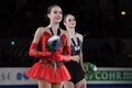 17-18フィギュアスケートグランプリ（GP）ファイナル、女子シングル・フリースケーティング（FS）。表彰式に臨むアリーナ・ザギトワ（左、2017年12月9日撮影）。(c)AFP PHOTO / Toshifumi KITAMURA