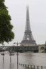 パリのエッフェル塔近くで氾濫したセーヌ川（2016年6月2日撮影）。(c)AFP/KENZO TRIBOUILLARD