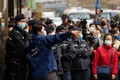 香港で、立場新聞の事務所前に集まった警察官（2021年12月29日撮影）。(c)Daniel SUEN / AFP