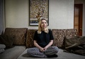 ロシア・モスクワの自宅アパートで写真撮影に応じる学生のワシリナ・コトワさん（2022年11月2日撮影）。(c)Yuri KADOBNOV / AFP