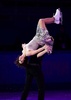 ソチ冬季五輪、フィギュアスケート・エキシビションの演技に臨むナタリー・プシャラ（Nathalie Pechalat）/ファビアン・ブルザ（Fabian Bourzat）組（2014年2月22日撮影）。(c)AFP/JOHN MACDOUGALL