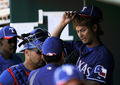 12MLBオープン戦は13日、各地で行われ、テキサス・レンジャーズ（Texas Rangers）のダルビッシュ有（Yu Darvish）は、クリーブランド・インディアンス（Cleveland Indians）戦に先発し、3回を投げて3安打、4四球を与え2失点を喫した。

登板を終え、ダグアウトで厳しい表情を見せるレンジャーズのダルビッシュ有（2012年3月13日撮影）。(c)AFP/Getty Images/Kevork Djansezian