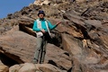 イラク中部ホメイン郊外の丘陵地帯で発見された古代の岩壁画を指さすモハメド・ナセリファルド博士（2016年10月24日撮影）。(c)AFP/ATTA KENARE