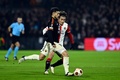 サッカーヨーロッパリーグ、決勝トーナメントプレーオフ第1戦、フェイエノールト対ASローマ。ボールを競るフェイエノールトの上田綺世（右）とASローマのレアンドロ・パレデス（2024年2月15日撮影）。(c)Olaf Kraak / ANP / AFP