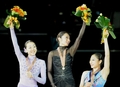 台湾・台北（Taipei）で20日、フィギュアスケート四大陸選手権（ISU Four Continents Figure Skating Championships 2011）の女子シングル・フリースケーティング（FS）が行われ、SP1位の安藤美姫（Miki Ando、中央）が合計201.34点で優勝した。2位は浅田真央（Mao Asada、左）、3位は米国の長洲未来（Mirai Nagasu、右）、鈴木明子（Akiko Suzuki）は7位だった（2011年2月20日撮影）。(c)AFP/Sam YEH