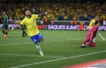 2026年サッカーW杯北中米大会南米予選、ブラジル対ボリビア。得点を挙げて喜ぶブラジルのネイマール（左、2023年9月8日撮影）。(c)CARL DE SOUZA / AFP