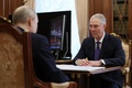 ロシア・モスクワで協議する、ウラジーミル・プーチン大統領（左）とロシア政府がヘルソン州知事に任命したウラジーミル・サリド氏（2023年4月6日撮影、資料写真）。(c)Gavriil GRIGOROV / SPUTNIK / AFP