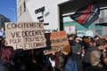 大学生の焼身自殺未遂を受け、仏リヨンの庁舎前で行われた学生らの抗議デモ（2019年11月12日撮影）。(c) PHILIPPE DESMAZES / AFP