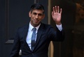 英ロンドンの保守党本部を出るリシ・スナク次期首相（2022年10月24日撮影）。(c)JUSTIN TALLIS / AFP