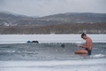 チェコ・テプリツェ近郊のバルボラ湖で、凍結した湖面の上で休むフリーダイバーのデービッド・ベンツルさん。ベンツルさんは、氷の下で長距離を泳ぐギネス世界記録を目指して練習している（2021年2月13日撮影）。(c)Michal Cizek / AFP
