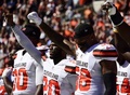 17NFL第4週、クリーブランド・ブラウンズ対シンシナティ・ベンガルズ。試合前の国歌演奏で拳を突き上げるブライエン・ボディ・カルホーン（中央）らクリーブランド・ブラウンズの選手（2017年10月1日撮影）。(c)AFP/Getty Images/Jason Miller