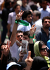 イラン・テヘラン（Tehran）のテヘラン大学前で、アクバル・ハシェミ・ラフサンジャニ（Akbar Hashemi Rafsanjani）元大統領の演説後、抗議デモを始めた野党支持者たち（2009年7月17日撮影）。(c)AFP/POYA PORHEDARI
