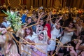 タイの首都バンコク郊外のアルメロスホテルで行われた結婚披露宴で、ブーケに巻かれたリボンを引っ張る新郎新婦の家族や友人たち（2017年1月15日撮影）。(c)AFP/Roberto SCHMIDT