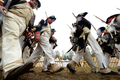 フランス皇帝ナポレオン（Napoleon）の遠征軍と帝政ロシア軍が激戦を繰り広げた1812年の「ボロジノの戦い」から今年で200年となることを記念し、モスクワ（Moscow）西方のボロジノ（Borodino）で2日、戦いを再現するイベントが行われた。

　当時の軍服や刀剣などを用いて戦いを忠実に再現したイベントには、ロシア政府が110万ドル（約8700万円）を出資。フランス側1550人、ロシア側1450人の兵士を演じる計3000人が参加。ジスカール・デスタン（Giscard d&apos;Estaing）仏元大統領と、ウラジーミル・プーチン（Vladimir Putin）露大統領も「観戦」に訪れた。これに先立ち、プーチン大統領の補佐官は「ボロジノの戦い」再現イベントを「若者の愛国教育」を広めるために活用したいと述べた。

　1812年9月7日の「ボロジノの戦い」は合戦では勝利しながら、戦争には負けた戦将の際立った例だ。

　ボロジノでは2万人のナポレオン軍が激戦の末に、兵力の多い4万5000人の露軍を破った。しかし痛手が大きかったため、ナポレオンはモスクワに進軍を開始する前に回復期間を置くことにした。この時にナポレオンはおそらく、敵方のクトゥーゾフ将軍が戦闘の翌日に一時撤退したことを知らなかったとされる。この休息の決断が、ナポレオンにとって致命的な誤算だった。

　帝政ロシア軍は兵力の半分を失っていたが、近くの村落で体制を立て直す時間ができ、戦術を練った。ナポレオン軍が入城したモスクワは、市民は脱出しもぬけの殻で、そこに焦土戦術が追い打ちをかけた。士気を失ったナポレオン軍は退却を余儀なくされた（2012年9月2日撮影）。(c)AFP/Kirill Kudryavtsev