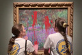 スウェーデンの首都ストックホルムの国立美術館で、クロード・モネの絵画「ジベルニーのモネの庭」に塗料を塗りつける活動家。環境団体「Aterstall Vatmarker」が公開した動画より（2023年6月14日公開）。(c)AFP PHOTO / ATERSTALL VATMARKER 