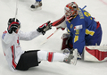 写真は、第1ピリオドに得点を挙げ喜ぶカナダのジョナサン・トーズ（%%Jonathan Toews%%、左）。(c)AFP/ALEXANDER NEMENOV