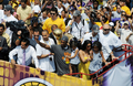 08-09NBAファイナルを制したロサンゼルス・レイカーズ（%%Los Angeles Lakers%%）の優勝パレードが17日、ロサンゼルス（Los Angeles）で行われ、数万人ものバスケットボールファンが祝福のため、市内中心部に詰めかけた。レイカーズの本拠地ステープルズ・センター（Staples Center）から始まったパレードは、8万人のファンが待つロサンゼルス・メモリアル・コロシアム（Los Angeles Memorial Coliseum）まで行われ、数百人の警察官が動員され。写真はバスからファンの声援に応えるレイカーズの選手たち。（2009年6月17日撮影）(c)AFP/ROBYN BECK