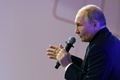 ロシア・モスクワ州で、兵士らと面会するウラジーミル・プーチン大統領。スプートニク配信（2024年6月14日撮影）。(c)Alexander KAZAKOV / POOL / AFP