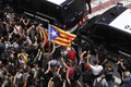 スペイン・カタルーニャ自治州の州都バルセロナにある国家警察本部前で、カタルーニャ独立派の旗「アスタラーダ」を掲げてデモを行う市民ら（2017年10月2日撮影）。(c)AFP/PIERRE-PHILIPPE MARCOU