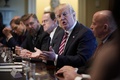 米ホワイトハウスで連邦議会の議員らと貿易に関する会合を開くドナルド・トランプ大統領（2018年2月13日撮影）。(c)AFP PHOTO / Mandel NGAN