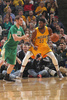 14-15NBA、インディアナ・ペイサーズ対ボストン・セルティックス。ボストン・セルティックスのタイラー・ゼラー（左）とマッチアップするインディアナ・ペイサーズのロイ・ヒバート（2015年3月14日撮影）。(c)AFP/Getty Images/NBAE/Ron Hoskins