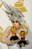 米カリフォルニア（California）州ロサンゼルス（Los Angeles）で開催された第52回グラミー賞（Grammy Awards）授賞式で、受賞したトロフィーを手にポーズを決める米歌手レディー・ガガ（Lady Gaga、2010年1月31日撮影）。（c）AFP/Getty Images/Kevork Djansezian