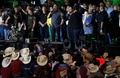ブラジル・サンパウロ州バレトスのカウボーイフェスティバルで、演説するジャイル・ボルソナロ大統領（壇上中央、2022年8月26日撮影）。(c)Miguel SCHINCARIOL / AFP