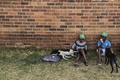 南アフリカ南東部クワズール・ナタール州ポポメニで、ドッグトレーニングの教室に参加した少年ら（2017年9月22日撮影）。(c)AFP PHOTO / TADEU ANDRE