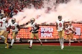23NFL、第58回スーパーボウル、カンザスシティ・チーフス対サンフランシスコ・フォーティナイナーズ。フィールドに入るサンフランシスコ・フォーティナイナーズの選手（2024年2月11日撮影）。(c)Ezra Shaw/Getty Images/AFP