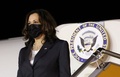 ベトナム・ハノイの空港に到着したカマラ・ハリス米副大統領（2021年8月24日撮影）。(c)EVELYN HOCKSTEIN / POOL / AFP
