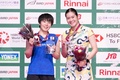 バドミントン、ジャパン・オープン、女子シングルス決勝。表彰式に臨む優勝の山口茜（左）とブサナン・オングブンルングパン（2024年8月25日撮影）。(c)Yuichi YAMAZAKI / AFP