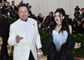 テスラのイーロン・マスクCEO（左）と同氏の交際相手でミュージシャンのグライムスさん。米ニューヨークのメトロポリタン美術館で行われた「メット・ガラ」で（2018年5月7日撮影、資料写真）。(c)ANGELA WEISS / AFP
