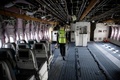 航空機保管会社ターマック・アエロセーブが保管する、座席や備品が取り外された航空機の内部。フランス南西部アズレで（2021年2月4日撮影）。(c)Lionel BONAVENTURE / AFP