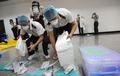 中国・安徽（Anhui）省合肥（Hefei）の空港で、化学物質によるテロ攻撃を想定し、訓練にあたるテロ対策チーム（2008年6月17日撮影）。(c)AFP