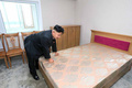平壌に建設中の科学者専用のアパートを視察する金正恩朝鮮労働党委員長。朝鮮中央通信配信（2013年8月7日配信、撮影日不明）。(c)AFP PHOTO / KCNA VIA KNS