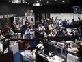 神奈川県相模原市の宇宙航空研究開発機構（JAXA）宇宙科学研究所の管制室で、探査機「はやぶさ2」のカプセルが大気圏に再突入した映像をライブストリーミングで見るプロジェクトメンバーら（2020年12月6日撮影）。(c)AFP PHOTO / JAXA